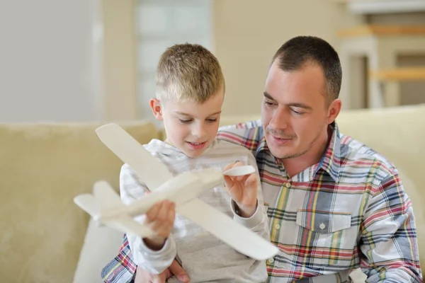 Père et fils assemblant jouet avion — Photo