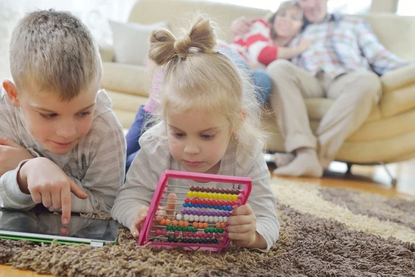 Mutlu genç bir aile evde — Stok fotoğraf