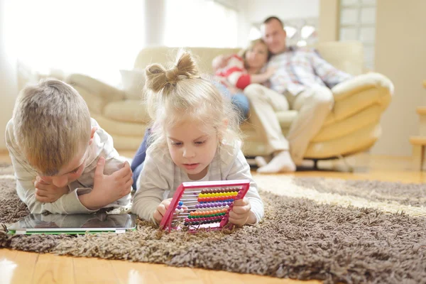 Mutlu genç bir aile evde — Stok fotoğraf