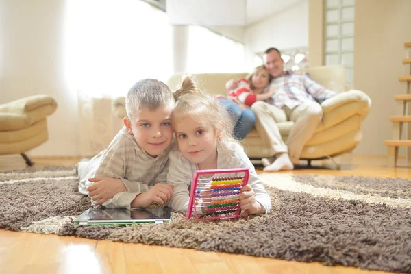 Gelukkige jonge familie thuis — Stockfoto