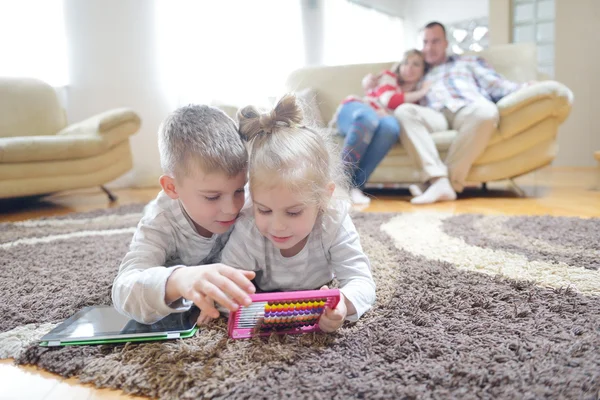 Felice giovane famiglia a casa — Foto Stock