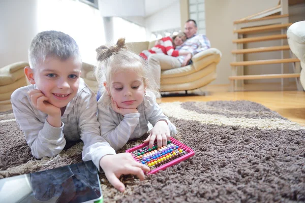 Szczęśliwe młode rodziny w domu — Zdjęcie stockowe