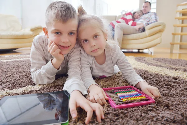 Gelukkige jonge familie thuis — Stockfoto