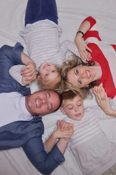 Família jovem feliz em casa — Fotografia de Stock