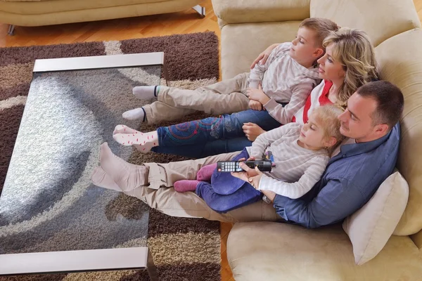 Família jovem feliz em casa — Fotografia de Stock