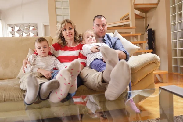 Glückliche junge Familie zu Hause — Stockfoto