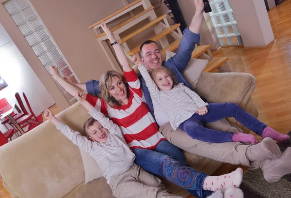 Família jovem feliz em casa — Fotografia de Stock