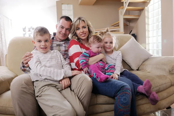 Gelukkige jonge familie thuis — Stockfoto