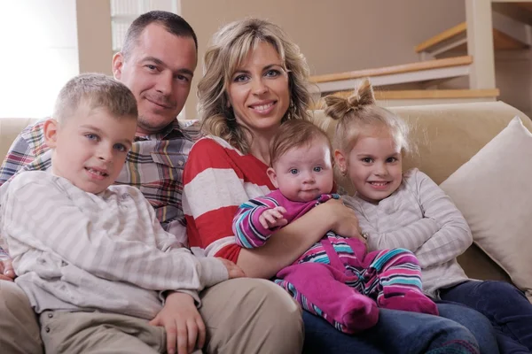 Heureuse jeune famille à la maison — Photo