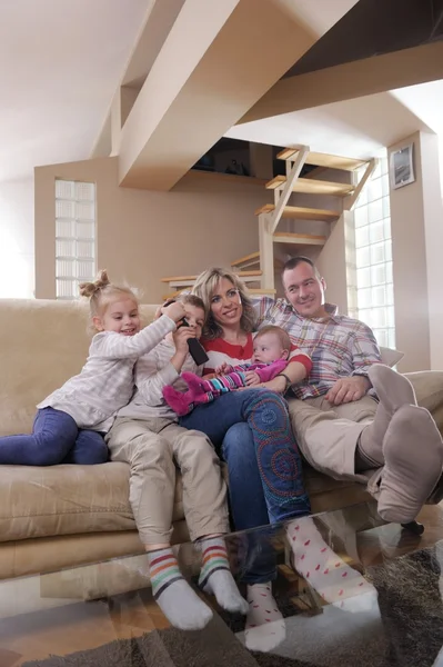 Feliz familia joven en casa — Foto de Stock