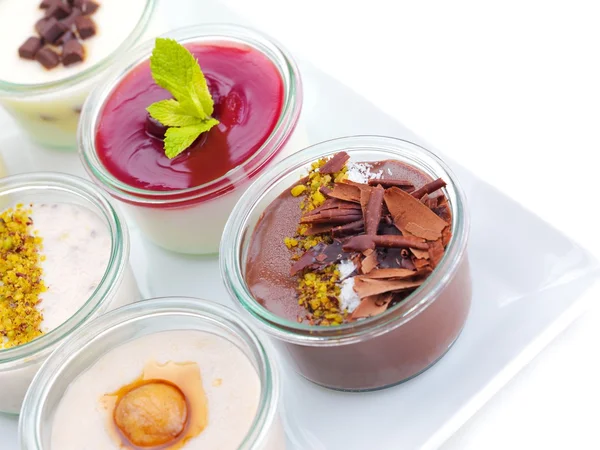 Smaskiga desserter i glas koppar — Stockfoto