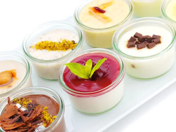 Leckere Desserts in Glasbechern — Stockfoto