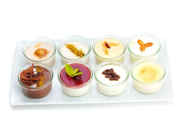 Leckere Desserts in Glasbechern — Stockfoto