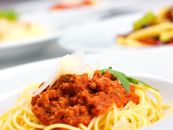 Macaroni dengan keju, ayam dan jamur — Stok Foto