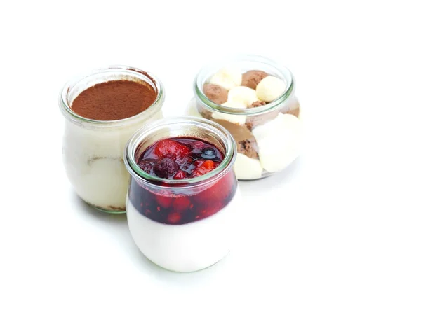Tre diversi dessert in tazze di vetro — Foto Stock
