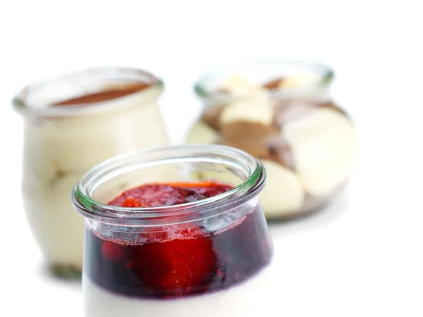 Tre olika desserter i glas koppar — Stockfoto