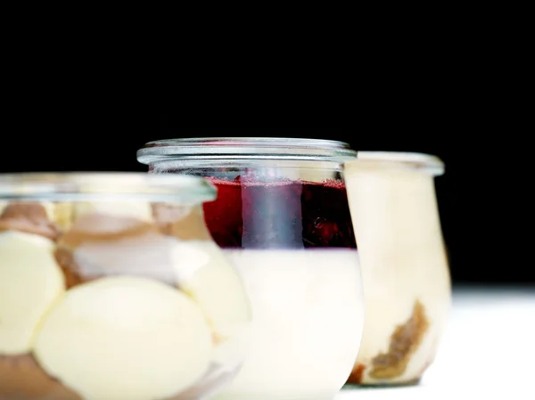 Trois desserts différents dans des tasses en verre — Photo