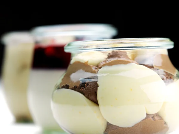 Drie verschillende desserts in glazen bekers — Stockfoto