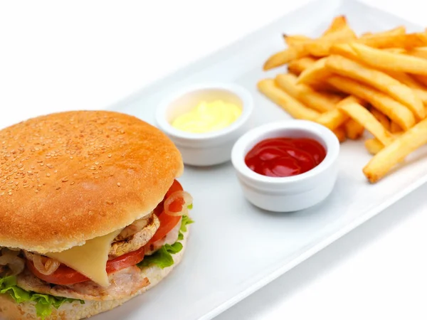 Leckere Hamburger mit Soßen und Pommes — Stockfoto