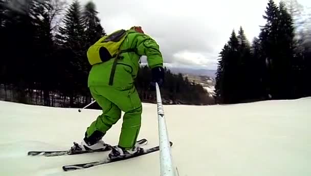 Skifahrer bei der Abfahrt mit Kamera am Helm und in der Hand — Stockvideo