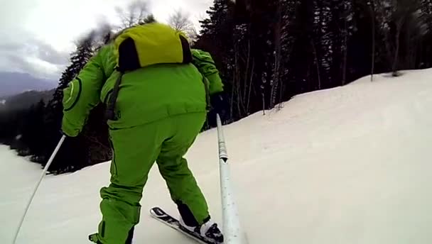 Skieur descendant avec caméra sur son casque et en main — Video