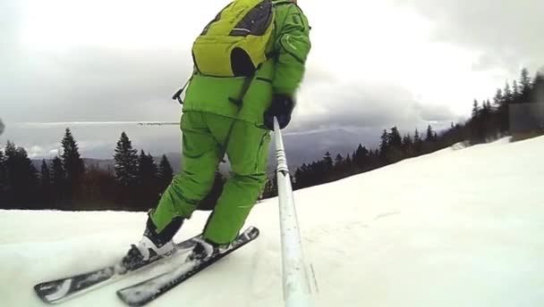Esqui descendo com câmera em seu capacete e na mão — Vídeo de Stock