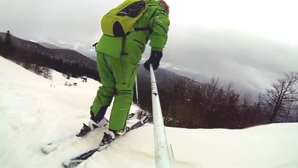 Skiër bergafwaarts met de camera op zijn helm en girosaldi — Stockvideo