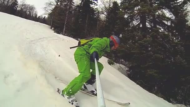 Skier går ned ad bakke med kamera på hans hjelm og i hånden – Stock-video