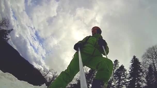 Skifahrer bei der Abfahrt mit Kamera am Helm und in der Hand — Stockvideo