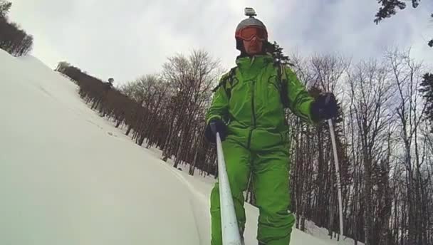 Skieur descendant avec caméra sur son casque et en main — Video