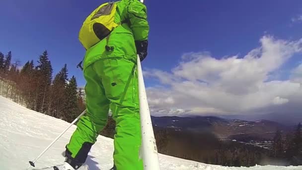 Esqui descendo com câmera em seu capacete e na mão — Vídeo de Stock