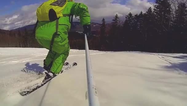 Skifahrer bei der Abfahrt mit Kamera am Helm und in der Hand — Stockvideo