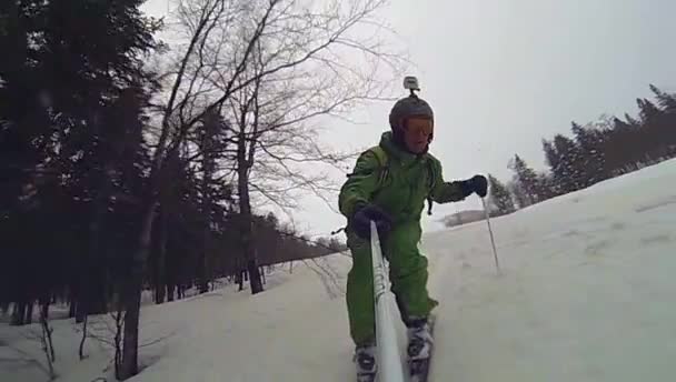 Skieur descendant avec caméra sur son casque et en main — Video