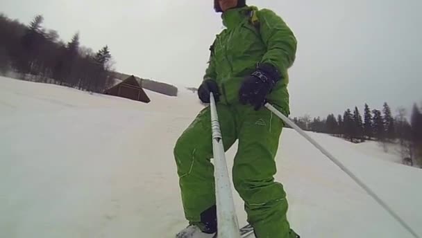 Skifahrer bei der Abfahrt mit Kamera am Helm und in der Hand — Stockvideo