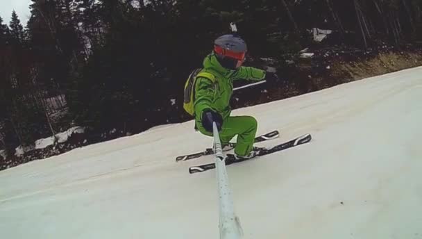 Skiër bergafwaarts met de camera op zijn helm en girosaldi — Stockvideo