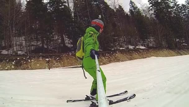 Skifahrer bei der Abfahrt mit Kamera am Helm und in der Hand — Stockvideo