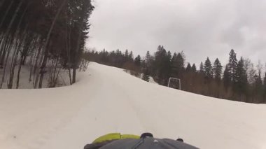 Fotoğraf makinesi ile onun kask yokuş kayakçı