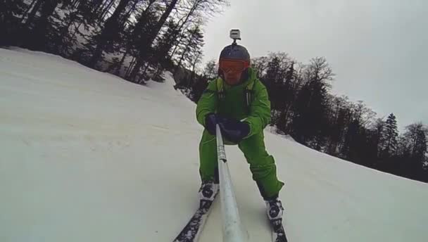 カメラ彼のヘルメットにし、手で下り坂のスキーヤー — ストック動画