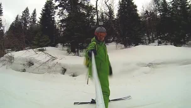 Skifahrer bei der Abfahrt mit Kamera am Helm und in der Hand — Stockvideo