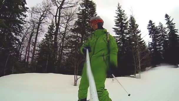Skifahrer bei der Abfahrt mit Kamera am Helm und in der Hand — Stockvideo