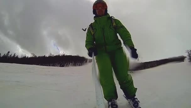 Esqui descendo com câmera em seu capacete e na mão — Vídeo de Stock