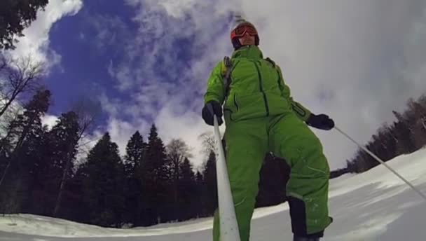 Skieur descendant avec caméra sur son casque et en main — Video