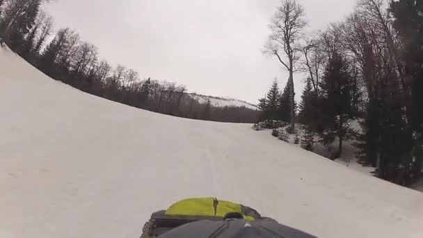 Skifahrer fährt mit Kamera am Helm bergab