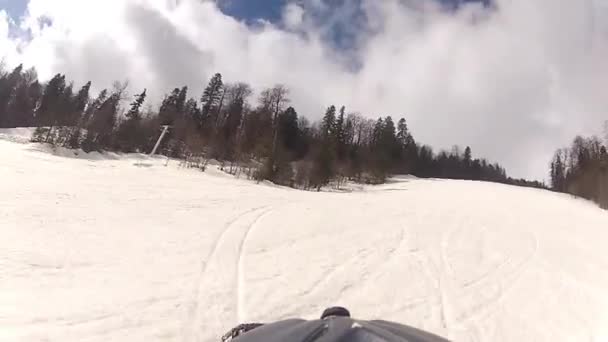Skiër bergafwaarts met de camera op zijn helm — Stockvideo