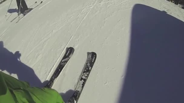 Skifahrer fährt mit Kamera am Helm bergab — Stockvideo