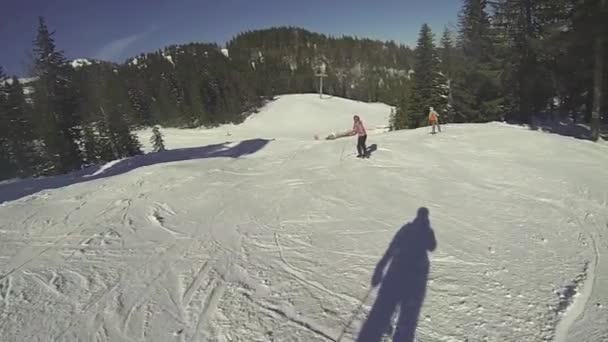 Ski, mann går nedoverbakke om vinteren – stockvideo