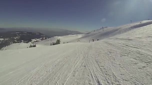 Skiër bergafwaarts met de camera op zijn helm — Stockvideo