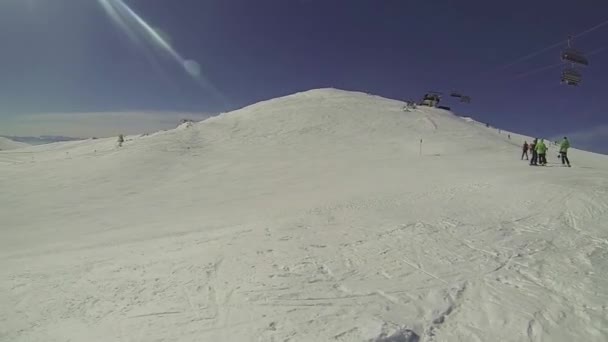 Skifahrer fährt mit Kamera am Helm bergab — Stockvideo