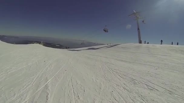 Esquiador va cuesta abajo con la cámara en su casco — Vídeo de stock