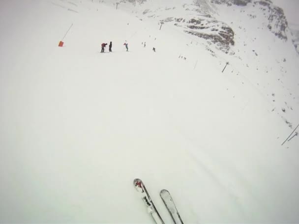 Skifahrer fährt mit Kamera am Helm bergab — Stockvideo